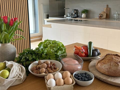 Frische Eiweißquellen wie Eier, Nüsse, Beeren und Vollkornbrot für ausreichend Protein im Alltag